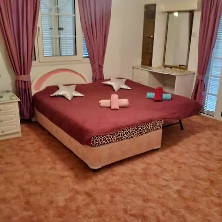 Nikou Kazantzaki 27 فيلة Dromolaxia